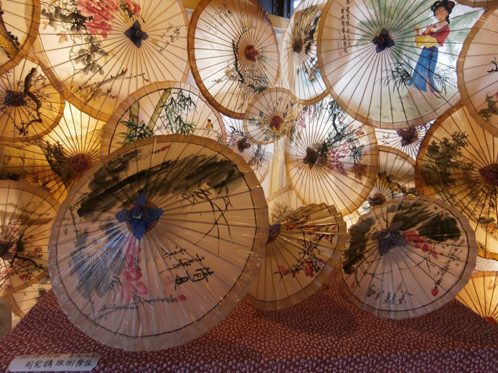 Традиционные китайские бумажные зонтики. Фото с Veganology