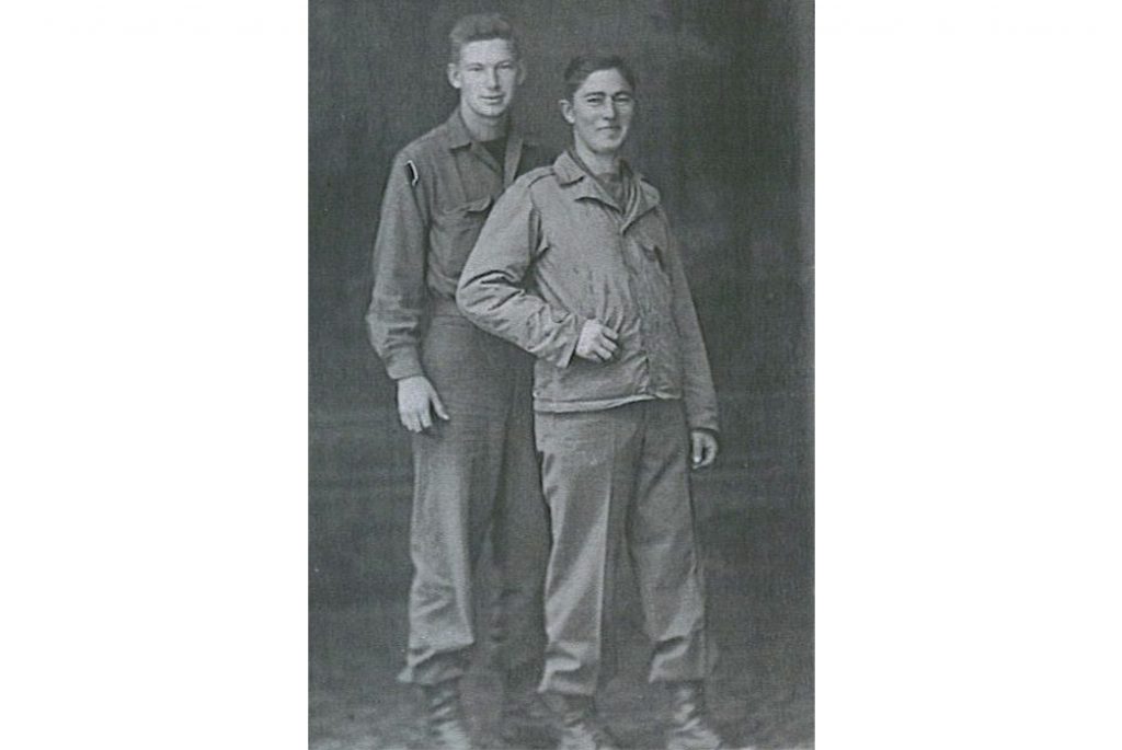 Солдат справа носит М-1941. Изображение c Wix.com