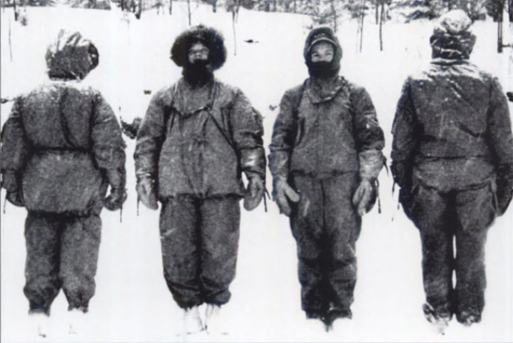 Арктическое снаряжение с меховой подкладкой, проверяется персоналом в армейских лабораториях Natick, Бостон, Массачусетс, 1940-е годы.