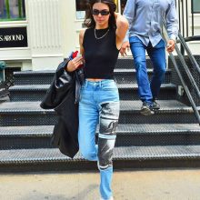 Кендалл Дженнер в джинсах Calvin Klein с газетным принтом